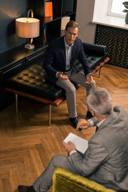 Psikanalist önünde oturan huzursuz hasta