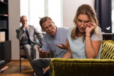 Kocası bağırırken kadın ağlayan