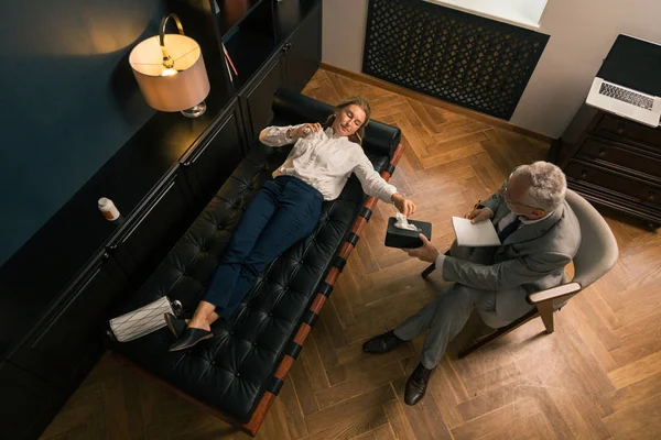 Mujer seria discutiendo problemas psicológicos con un psicoterapeuta — Foto de Stock