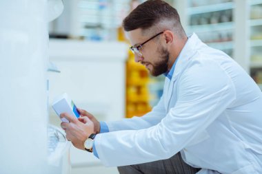 Özenli eczacı paket hakkında bilgi bakıyor