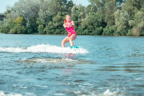 Jeune active belle femme blonde chevauchant un wakeboard — Photo