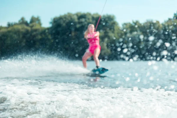 Fille wakeboard sur une rivière locale en été — Photo