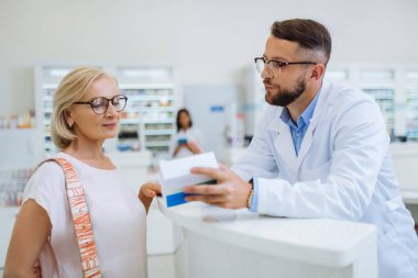 Neşeli olgun müşteri tüm kulakları olmak