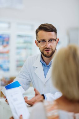 Duygusal sakallı kimyager olgun müşteri danışmanlık