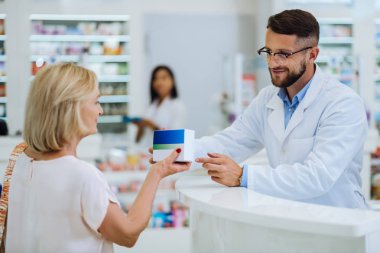 Memnun esmer genç adam ziyaretçisi ile konuşurken