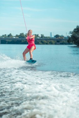 Yerel bir nehirde wakeboard'a binen kadın