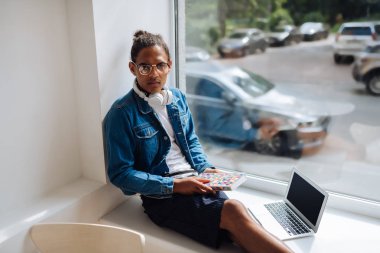 Kızgın genç freelancer kameraya düz bakıyor