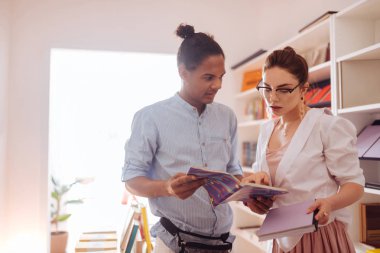 İki grup arkadaşı sıradışı makale hakkında konuşuyor