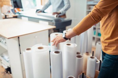 Gelecekteki kitabı için kağıt seçen saat takan adam