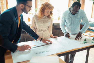 Proje için skeçler üzerinde çalışırken iç tasarımcı meşgul hissediyorum