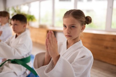 Namaste işareti yapma aikido öğrenme çekici sarışın kız