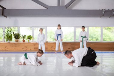 Eğitmen ve kız dövüş sanatları eğitimi mücadele için hazırlanıyor