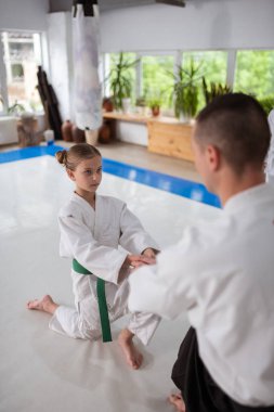 Çekici kız eğitmen ile pratik için hazır duygu