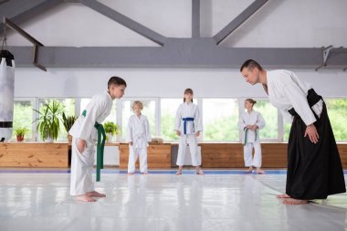 Eğitmen ve öğrenci aikido uygulamadan önce birbirlerine bir yay veren