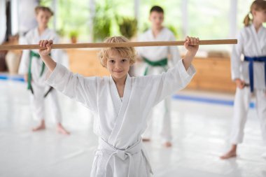 Sevimli koyu gözlü çocuk aikido pratik yaptıktan sonra memnun duygu