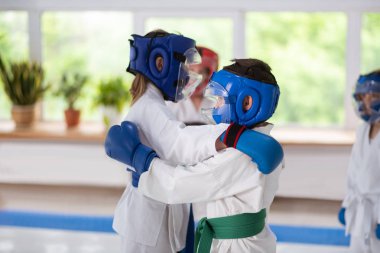 Çocuk ve kız koruyucu kask giyen mücadele pratik