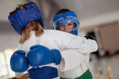 Kask ve eldiven giyen koyu gözlü çocuk kız ile pratik