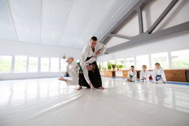 Aikido eğitmen beyaz kimono kız atma onu öğretirken