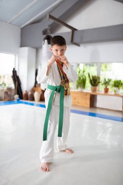 Boynuna madalya takan kimono uygulayan çocuk