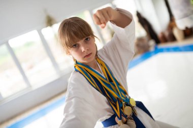 Çekici kız sevgi dolu aikido boyun madalya giyiyor