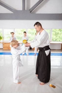 Aikido eğitmen ödül ile sevimli küçük çocuk ödüllendirme