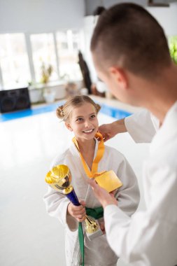 Başarılı genç kız aikido ödüller alma pratik