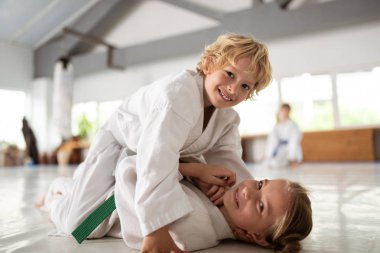 Erkek ve kız kardeşi birlikte aikido yaparken neşeli hissediyorum