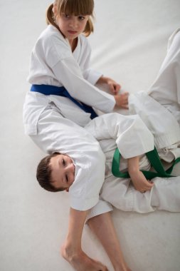 Aikido savaş alırken kız seven aikido çocuk engelleme