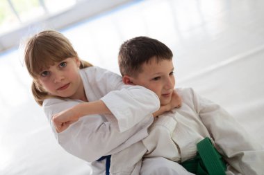 Kız ve erkek birlikte hafta sonu aikido pratik