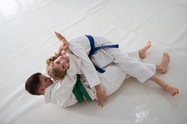 Kız kardeşi ile aikido savaş alırken gülümseyen