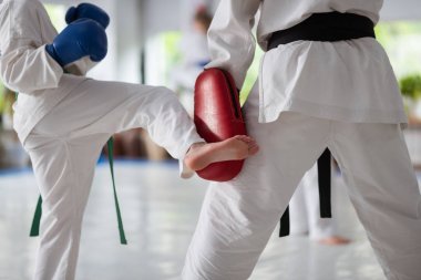 Yakın aikido eğitmen ve çocuk zımba pratik kadar