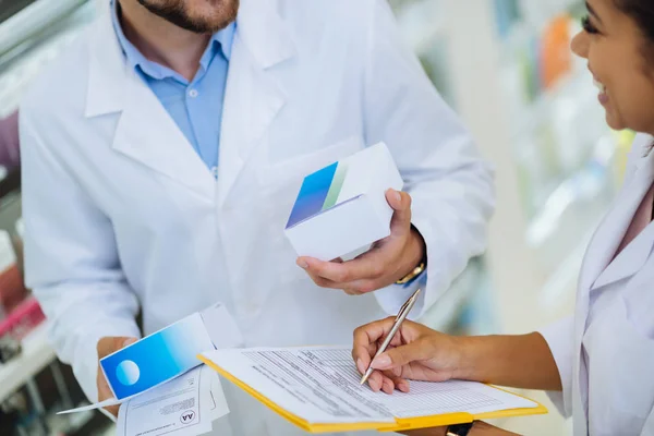 Nahaufnahme männlicher Hände, die Medizin halten — Stockfoto