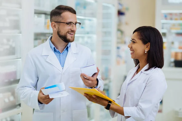 Junge internationale Partner freuen sich über positive Bestandsaufnahme — Stockfoto