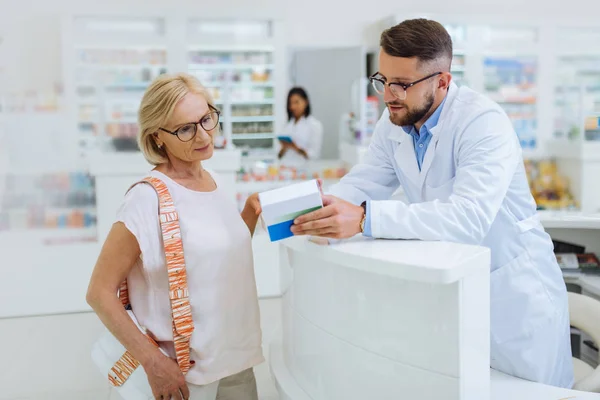 Schöner bärtiger Chemiker berät seinen reifen Kunden — Stockfoto