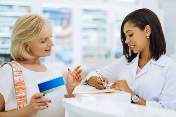 Bonita morena mujer comunicándose con el visitante — Foto de Stock