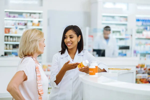 Positiv erfreut brünette beraterin arbeit mit client — Stockfoto