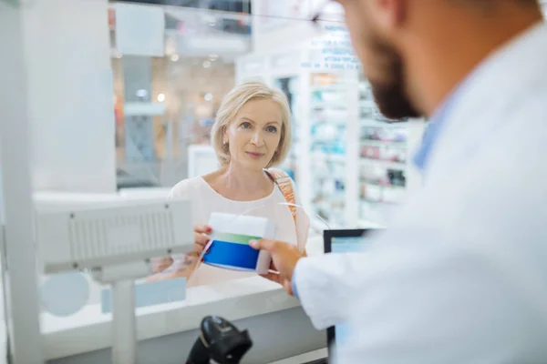 Encantadora persona madura femenina compra la medicina necesaria — Foto de Stock