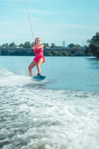 Kvinna rider en wakeboard på en lokal flod — Stockfoto