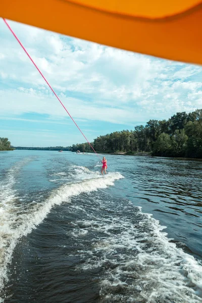 Glad stark blond kvinna njuter av hennes wakeboard rida — Stockfoto