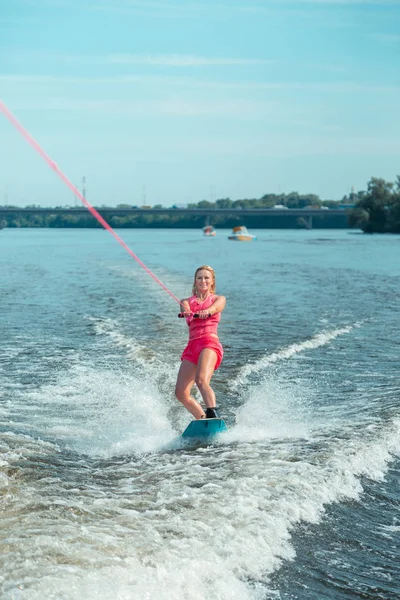 Lycklig kvinna med blonda långt hår lutar tillbaka — Stockfoto