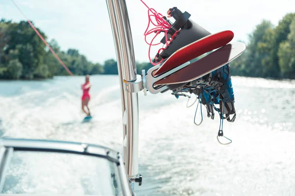 Kvinna wakeboarder i fjärran i ljusa sportkläder — Stockfoto