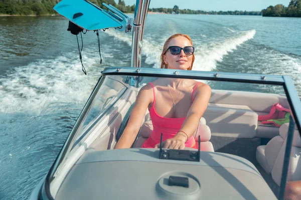 Blij sportief blond meisje in een tank top — Stockfoto