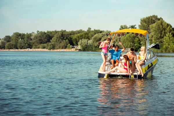 Vänner sitter på däcket på en Yacht — Stockfoto