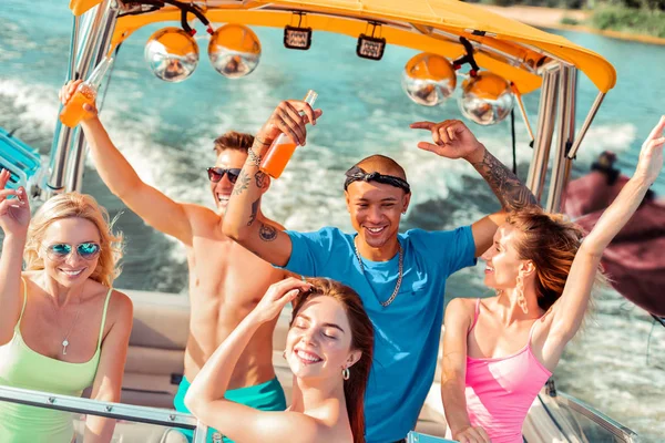 Молодые люди пьют и танцуют на палубе — стоковое фото