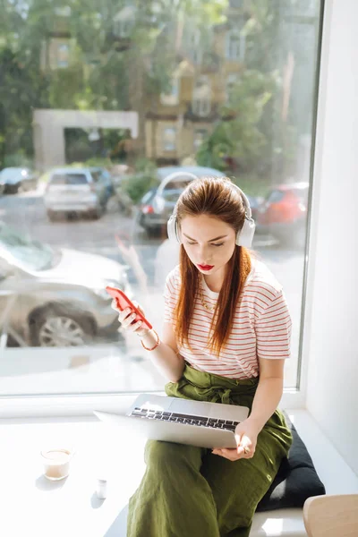 Jovem morena atenta verificando seu e-mail — Fotografia de Stock