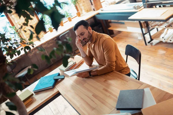 Writer sitter vid bordet som arbetar i tryckeri byrån — Stockfoto