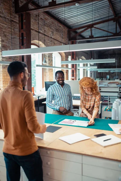 Team van getalenteerde interieurontwerpers die werken aan Big project — Stockfoto