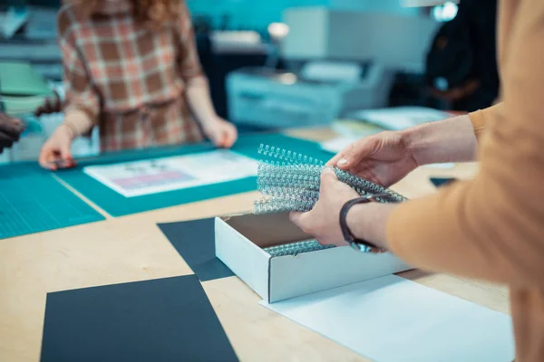 Man dragen horloge houden Details voor het maken van notebooks — Stockfoto