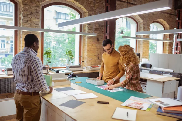 Donker gevild leider van project kijken naar zijn werknemers werken — Stockfoto