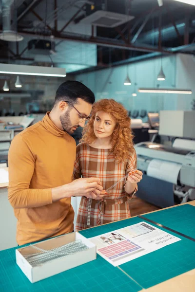 Rothaarige schöne Grafikdesignerin schaut Kollegin an — Stockfoto